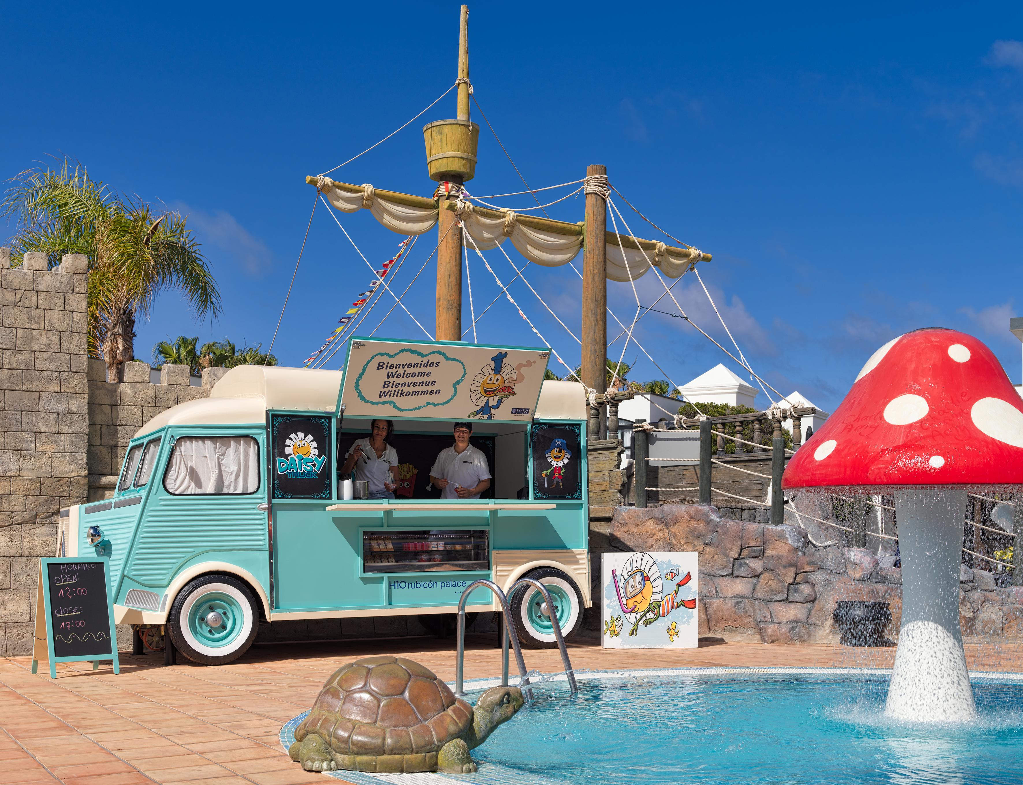H10 Rubicon Horizons Collection (Adults Only) Hotel Playa Blanca  Ngoại thất bức ảnh A Citroën HY at the Siam Park, Tenerife
