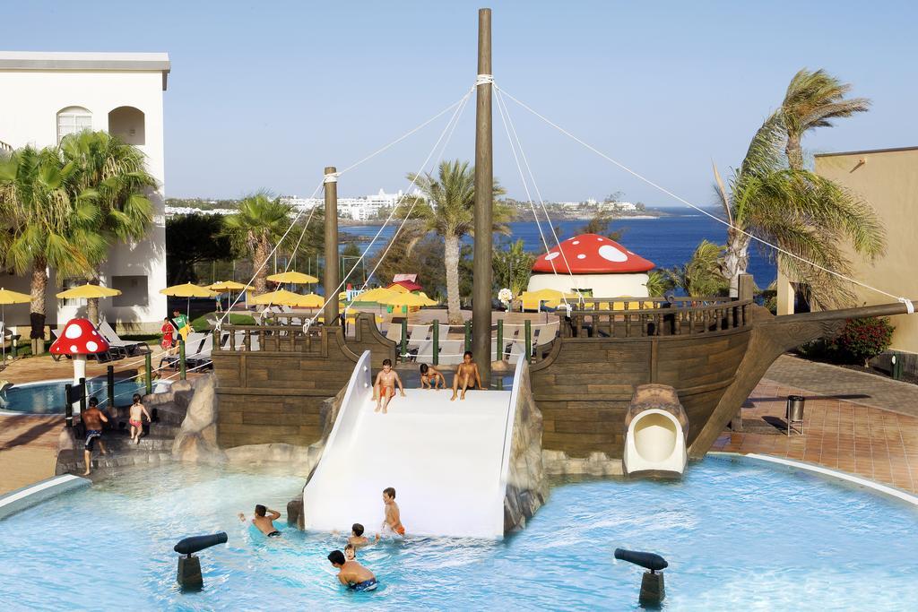H10 Rubicon Horizons Collection (Adults Only) Hotel Playa Blanca  Ngoại thất bức ảnh The pirate ship at the water park